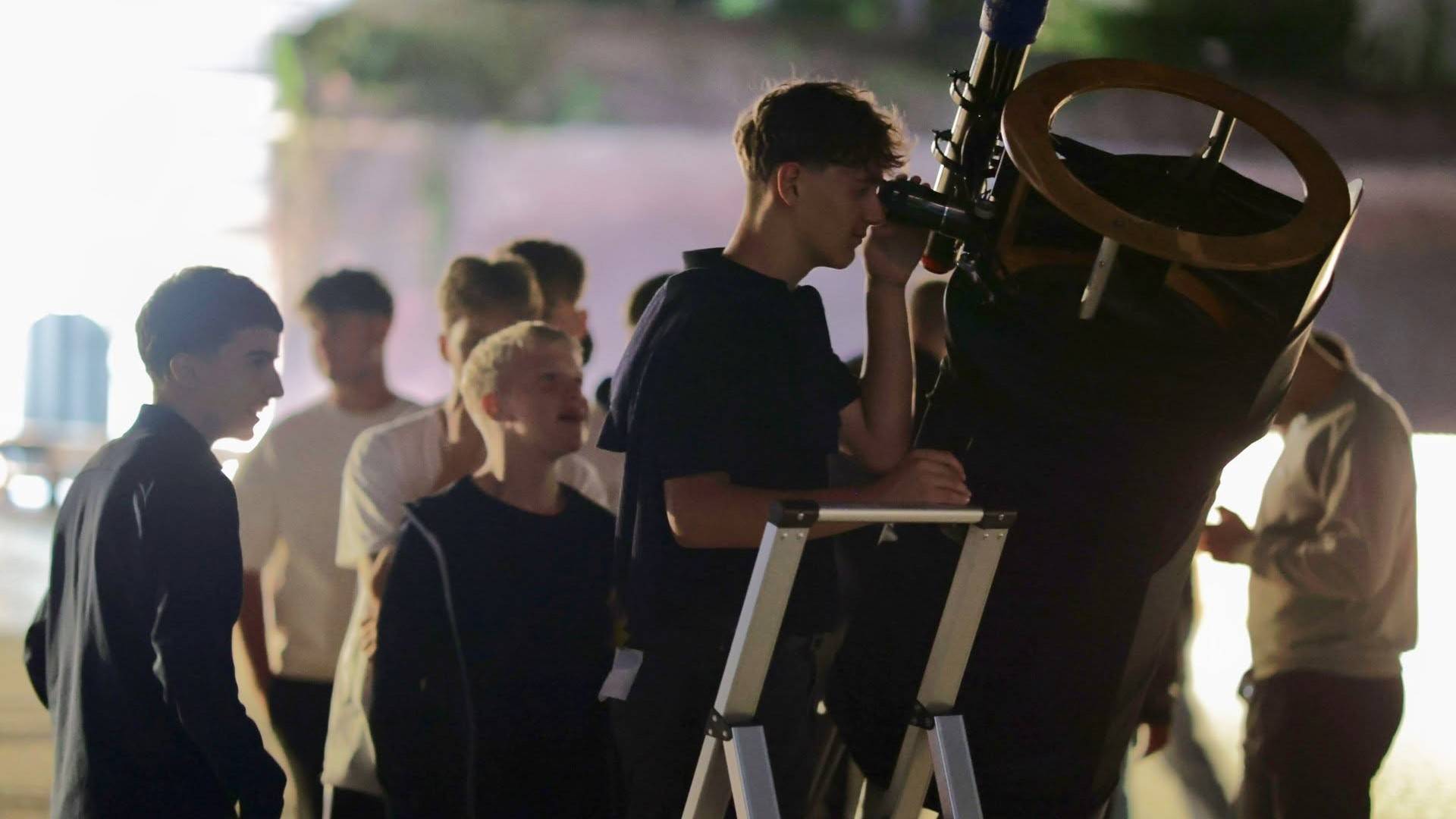 Observații Astronomice prin Telescop: Descoperă Minunile Cerului!